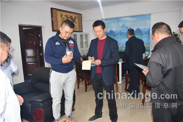 贵州伦辉赛鸽中心:监赛单位黔西县信鸽协会领导及云岩区信鸽协会领导